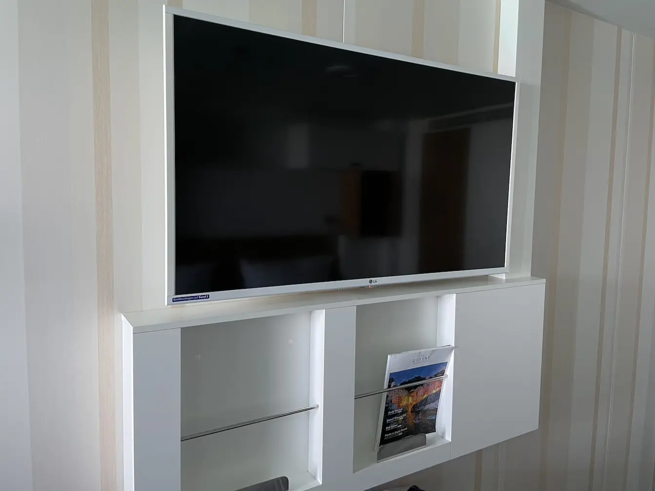 Flachbildschirm in der Balkonkabine auf der Mein Schiff 5