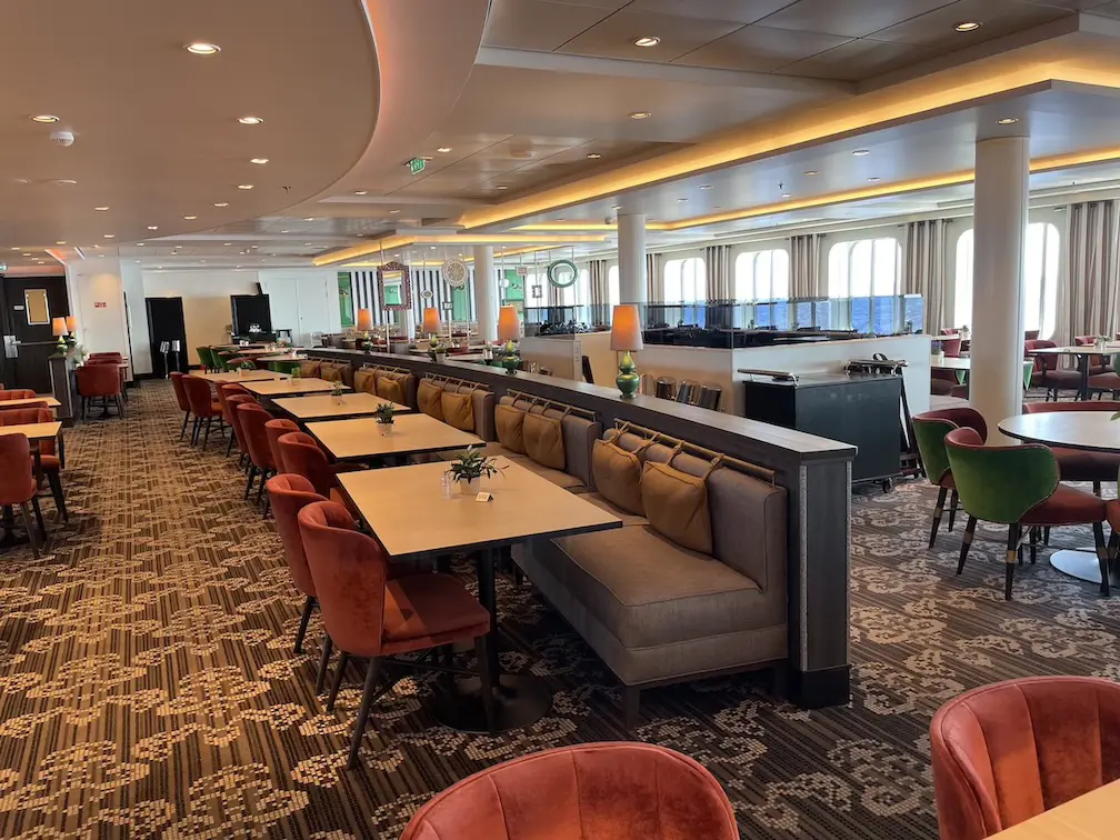 Atlantik Mediterran auf der Mein Schiff 5: Ambiente auf der Backbordseite