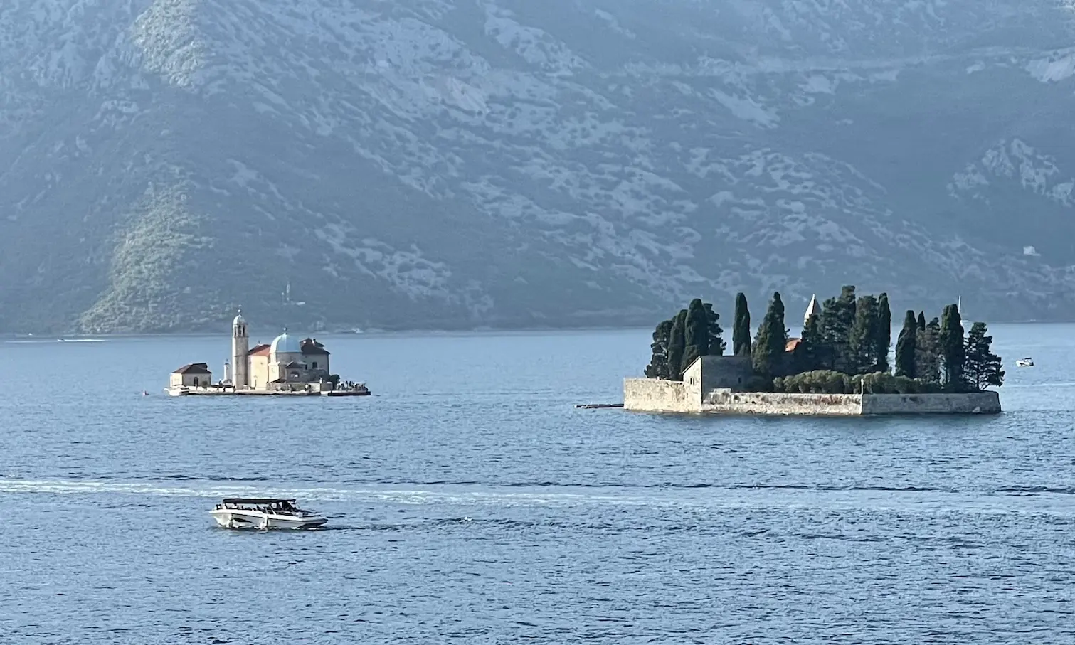 Die Inseln Gospa od Škrpjela und Sveti Đorđe in der Bucht von Kotor