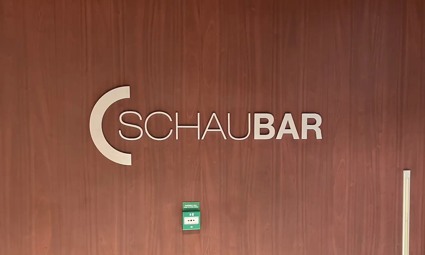 Eingangsschild der Schau Bar auf der Mein Schiff 5