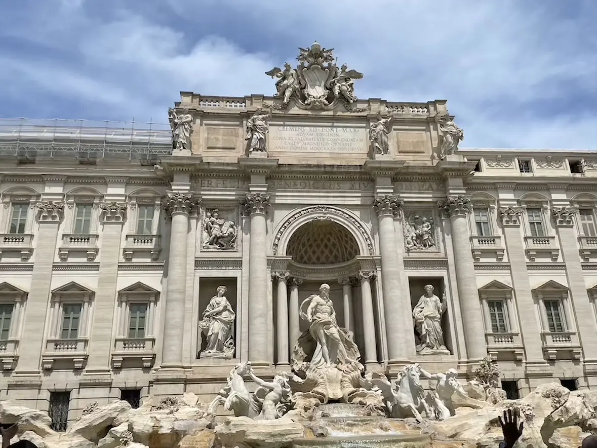 Sicht auf den Trevi-Brunnen in Rom