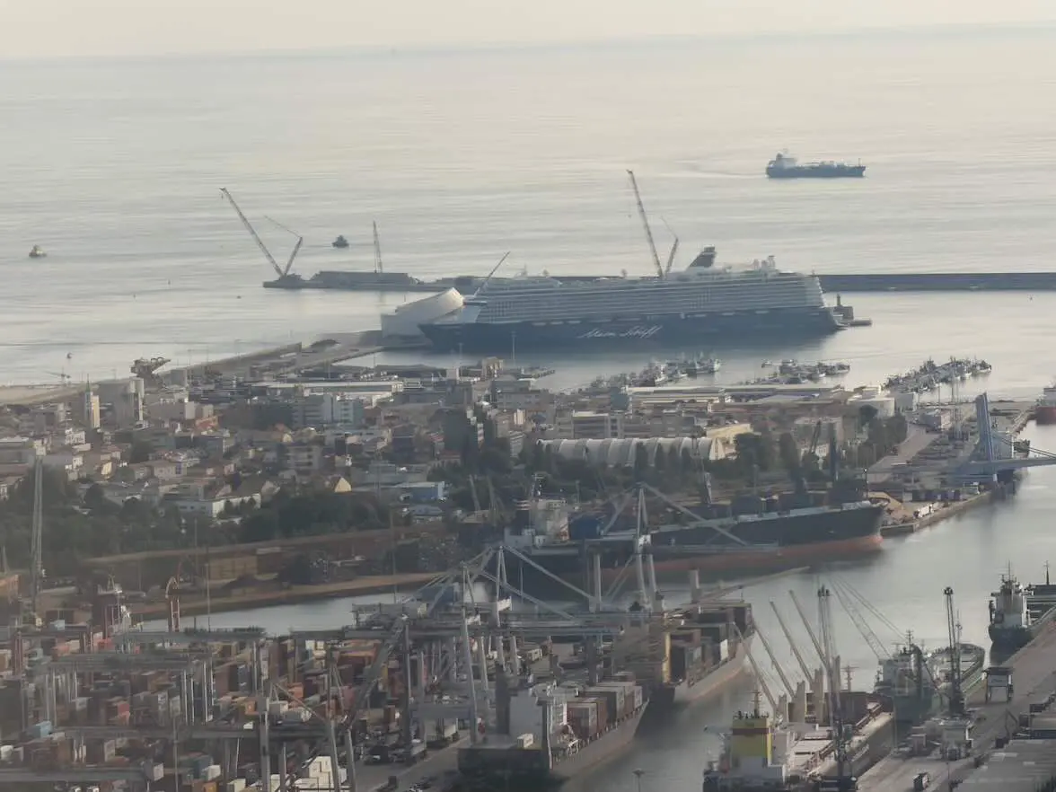 Mein Schiff 6 im Hafen von Leixões