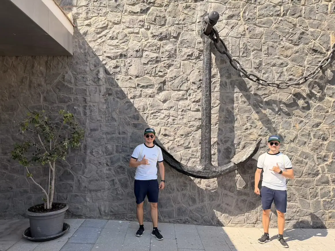 Tinz Twins vor einem Anker im Hafen von Cadiz