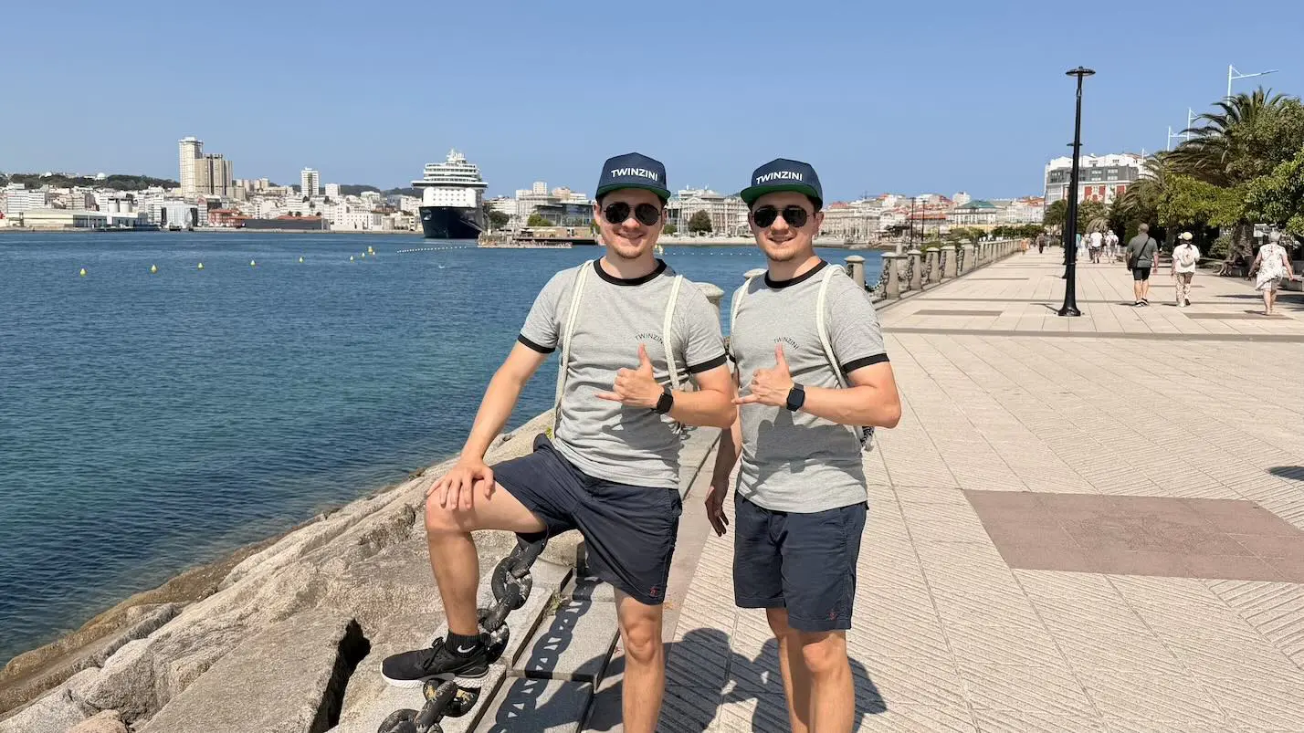 Tinz Twins vor der Mein Schiff 6 in La Coruña (Spanien)