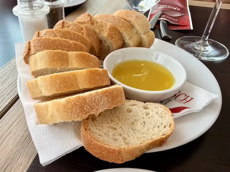 Weißbrot mit Teller und Olivenöl im Gosch Sylt auf dem Mein Schiff 6