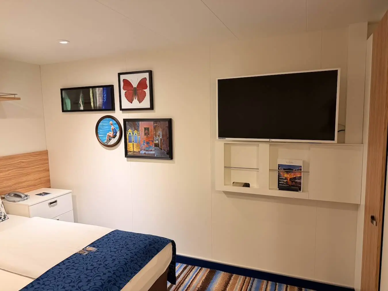 Flachbildschirm in der Innenkabine auf der Mein Schiff 6