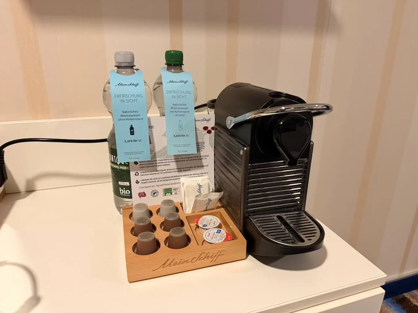 Espresso-Maschine in der Innenkabine auf der Mein Schiff 6