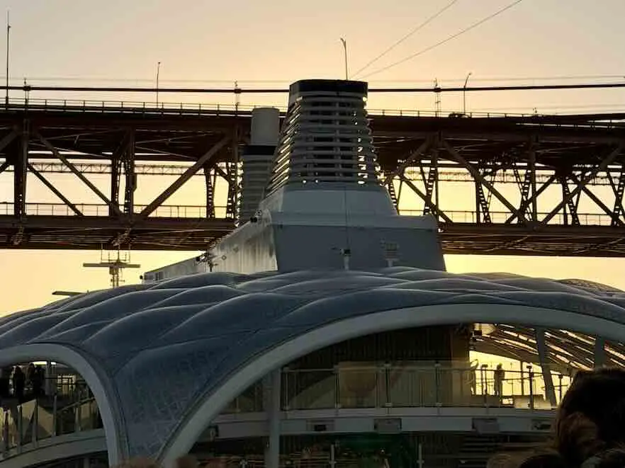 Mein Schiff Flow passiert die Brücke des 25. April in Lissabon