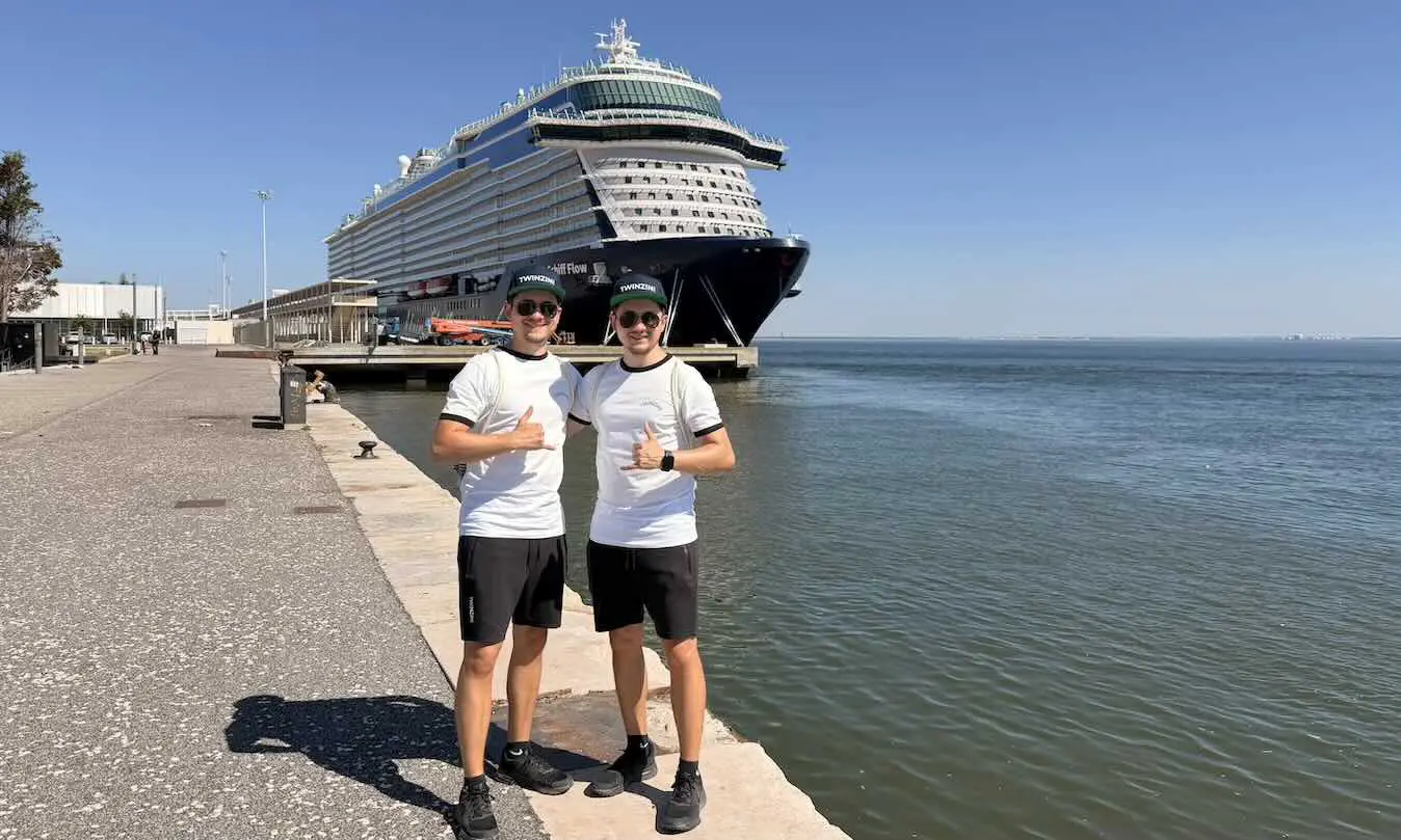 Tinz Twins vor der Mein Schiff Flow in Lissabon (Portugal)