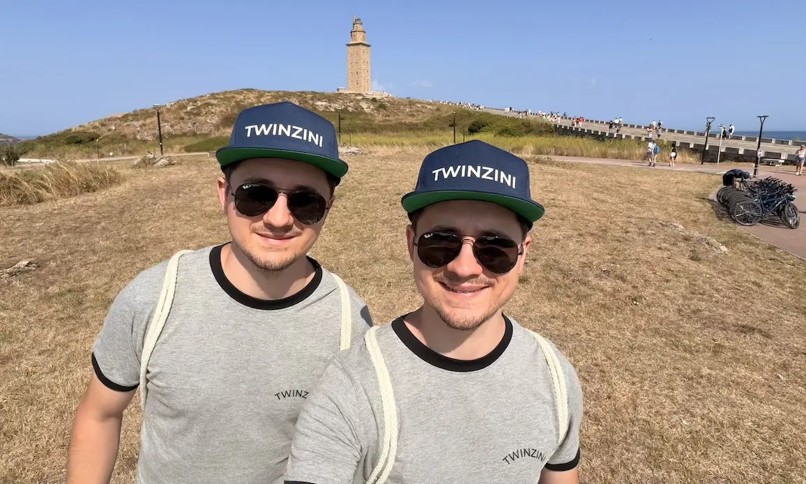 Tinz Twins in La Coruña vor dem Herkulesturm
