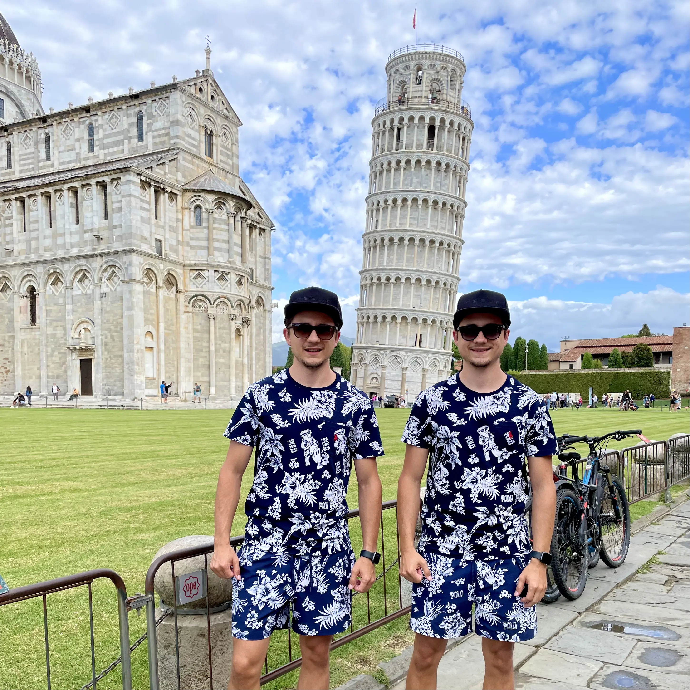 Tinz Twins am Schiefen Turm von Pisa