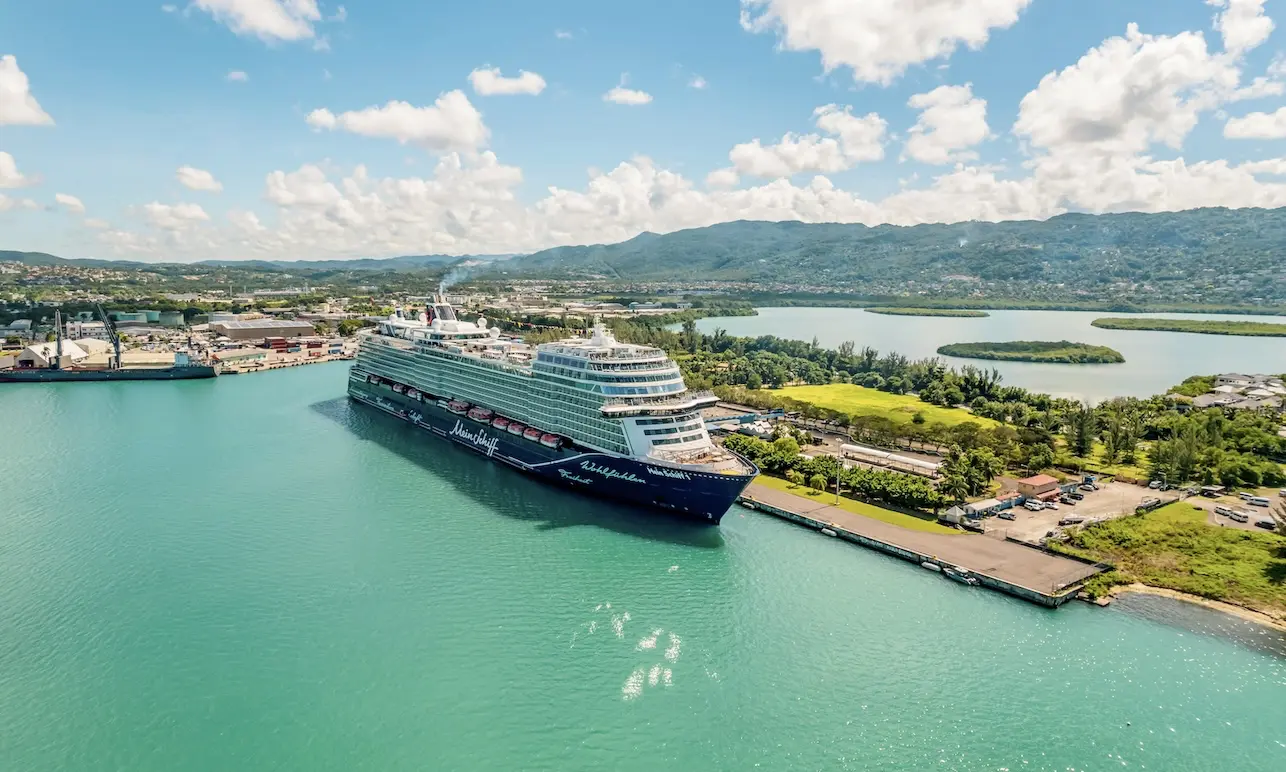 Luftaufnahme der Mein Schiff 1 auf dem Meer